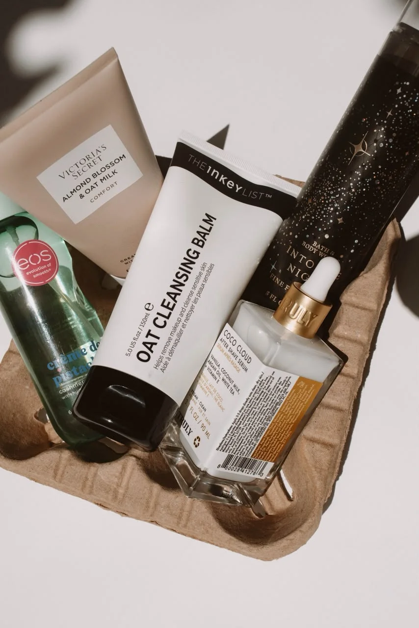 Modelo aplicando crema hidratante junto a un frasco de skincare